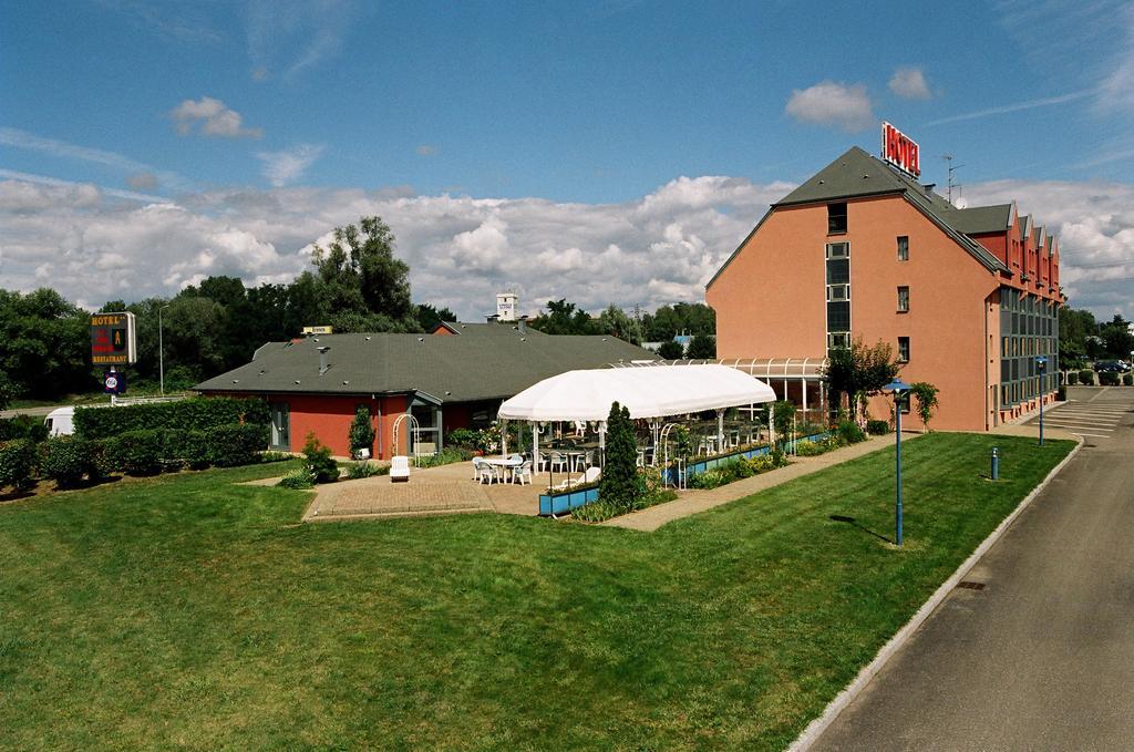 Hotel Restaurant La Tour Romaine - Haguenau - Strasbourg Nord Schweighouse-sur-Moder Exterior foto
