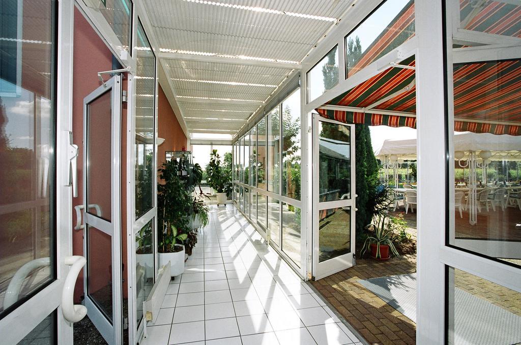 Hotel Restaurant La Tour Romaine - Haguenau - Strasbourg Nord Schweighouse-sur-Moder Exterior foto