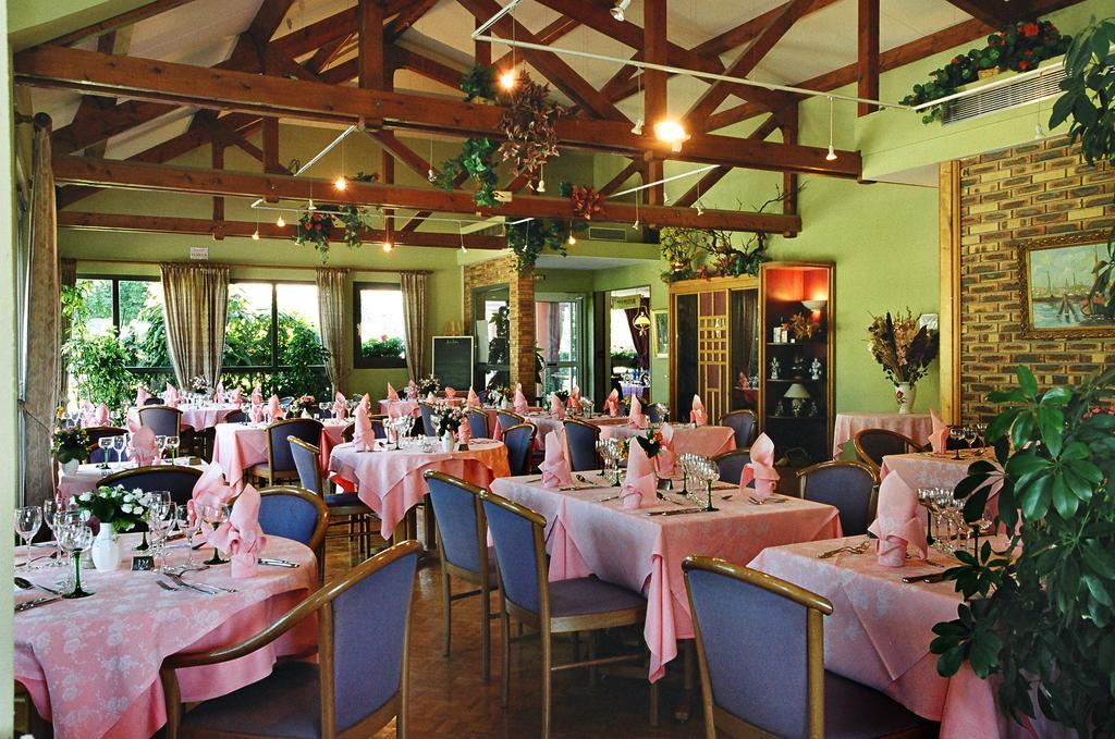 Hotel Restaurant La Tour Romaine - Haguenau - Strasbourg Nord Schweighouse-sur-Moder Exterior foto
