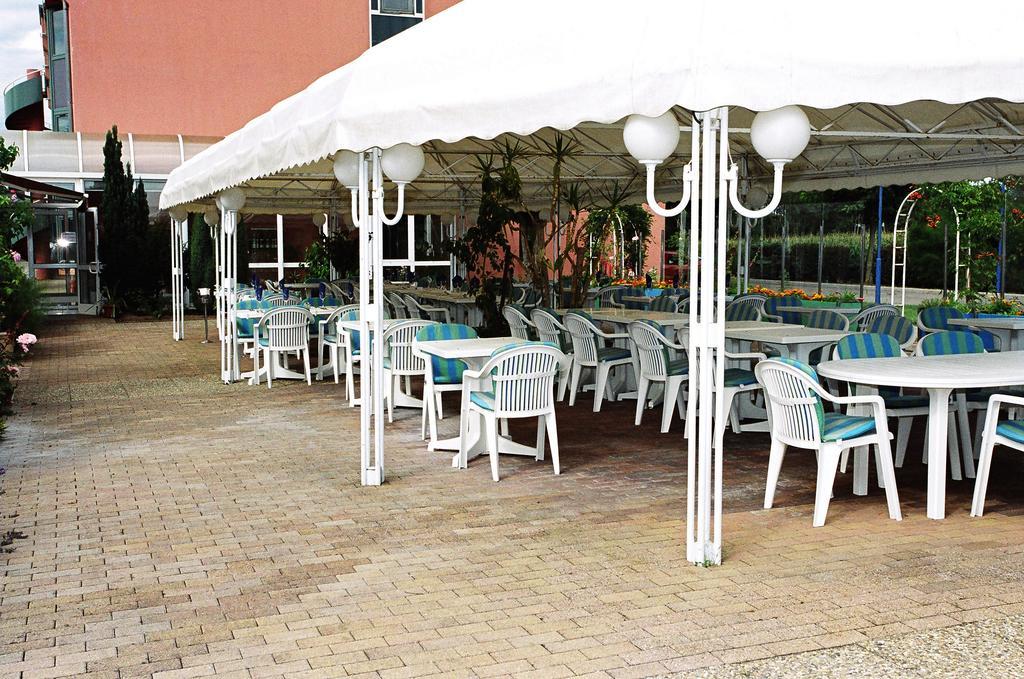 Hotel Restaurant La Tour Romaine - Haguenau - Strasbourg Nord Schweighouse-sur-Moder Exterior foto